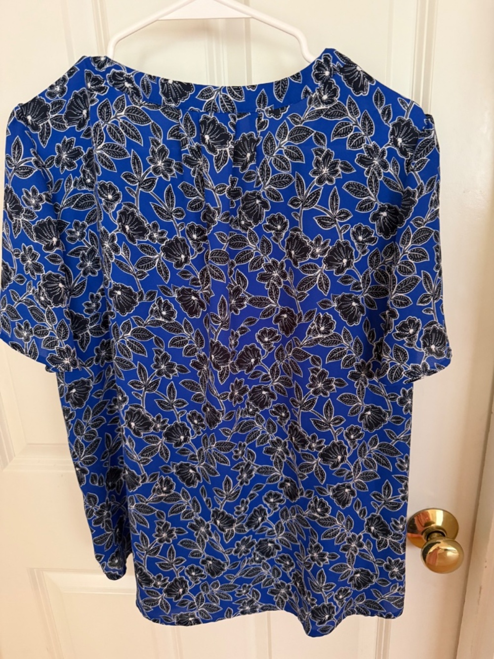 liz claiborne L top blue/black flowers poly - Picture 2 of 3